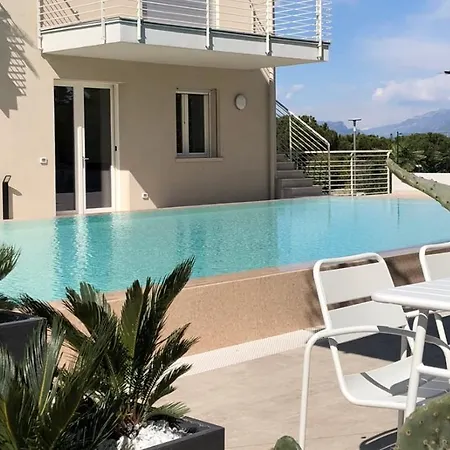 *central Lakeside Apt*swimming Pool & Free Parking Apartamento *